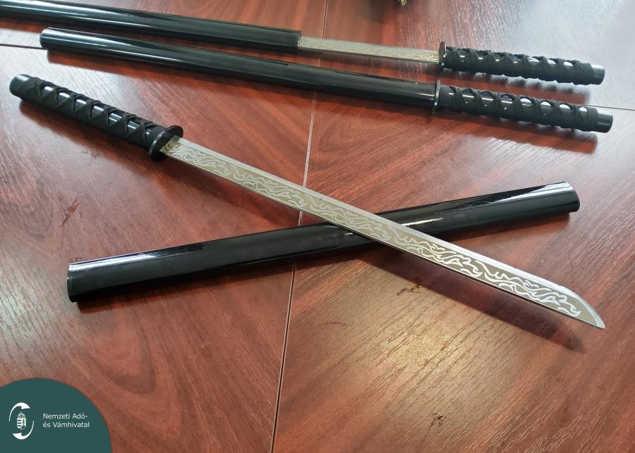 Több ezer illegális kardot foglalt le a a NAV