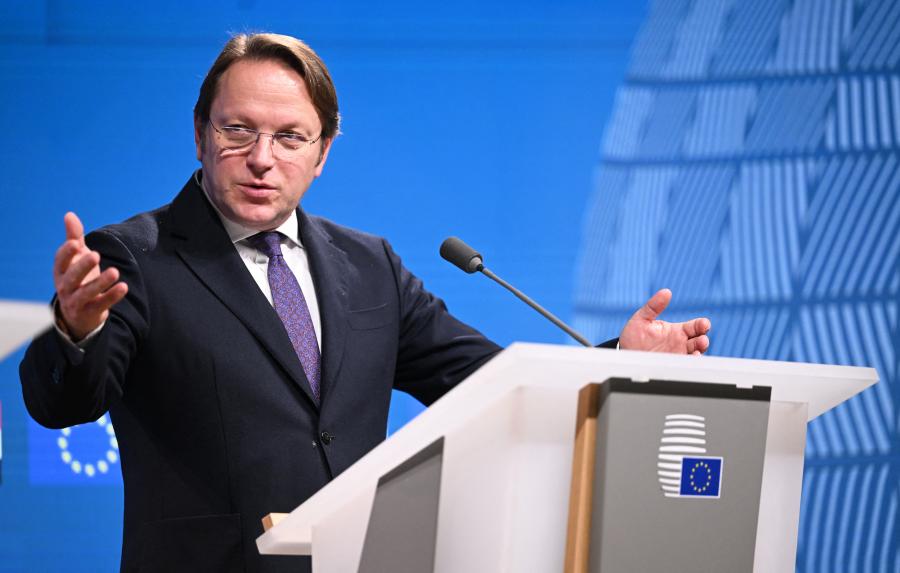 Szerbia mellett Várhelyi Olivért is élesen bírálja állásfoglalásában az Európai Parlament