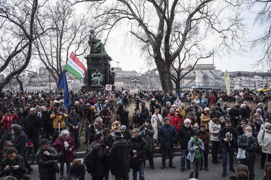 „Isten, haza = pedofília?” – Több százan tüntetnek a Novák-botrány miatt a Belügyminisztériumnál 