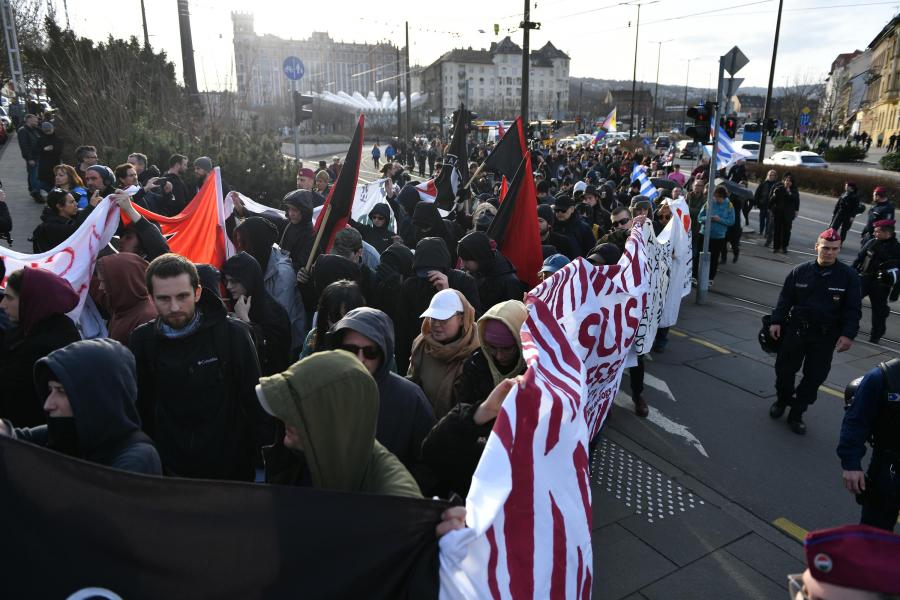 Nagyjából száz antifasiszta demonstrál Budapesten, jelentős a rendőri készültség