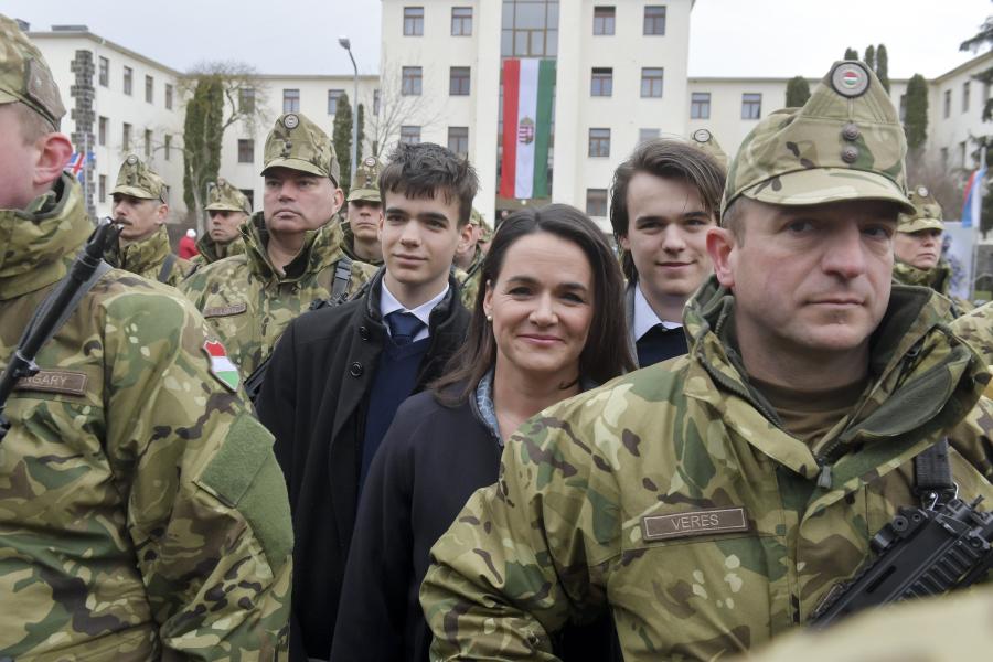 Novák Katalin férje marad alezredes a honvédségnél 