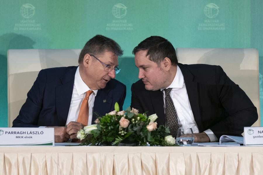 Megint üzent megmondóemberein
keresztül az Orbán-kormány, nő a nyomás a jegybankon