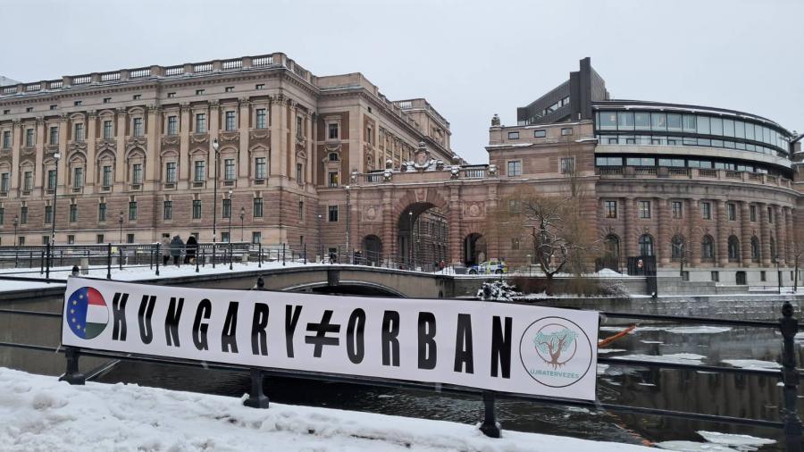 Magyarország nem egyenlő Orbánnal - Molinót feszítettek ki tüntetők a svéd parlament előtt