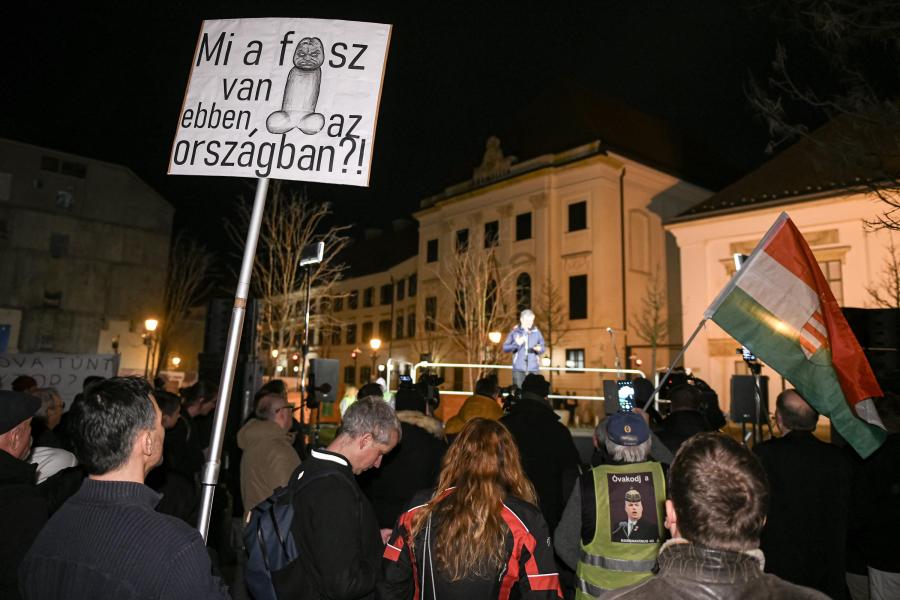 „Szerinted hova tűnt Orbán Viktor?” – Több százan tüntettek a miniszterelnök lemondásáért a Várban