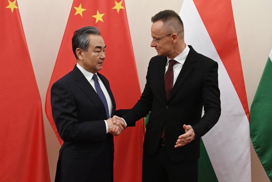 Most éppen a kínaiak miatt akadályozza az Orbán-kormány az Oroszország elleni új uniós szankciók elfogadását