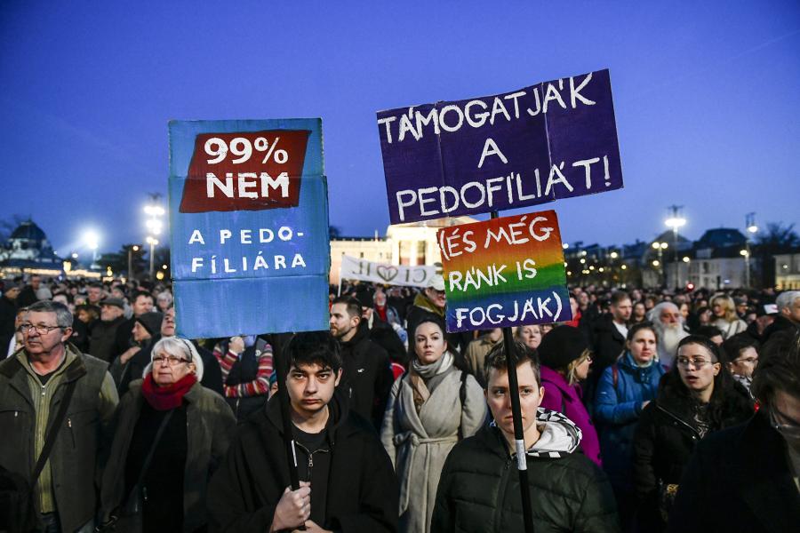 A Hősök tere már megtelt, emberáradat az Andrássy úton – Percről percről a budapesti tüntetésről 