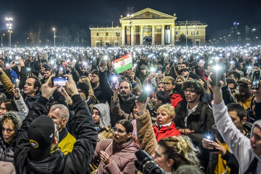 Kritikus tömeg a rendszer ellen – Galéria a hatalmas budapesti tüntetésről