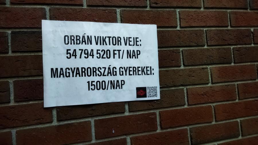 „Ahol az a pénz van, ami hiányzik a gyermekvédelemből” – Plakátokat ragasztott ki Budapesten a Szikra Mozgalom