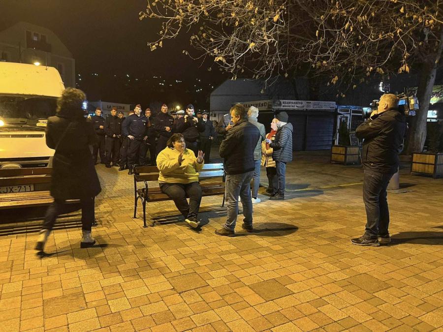 Egyedül üldögélve hallgatta Magyar Péter interjúját a Fidesz-frakcióülés közelében a Momentum aktivistája, két busznyi rendőrt küldtek rá