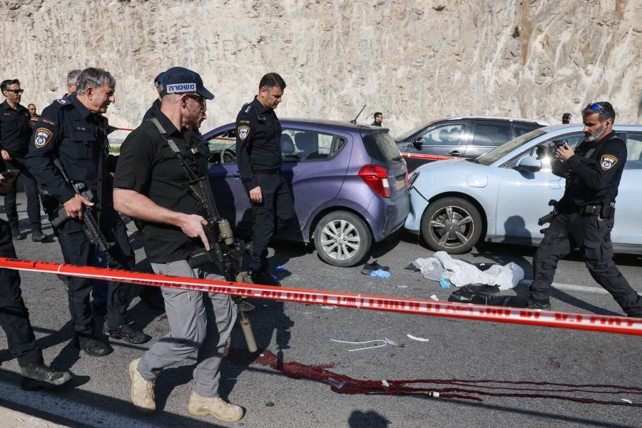Egy ember meghalt és többen megsérültek egy lövöldözéses merényletben Jeruzsálem közelében