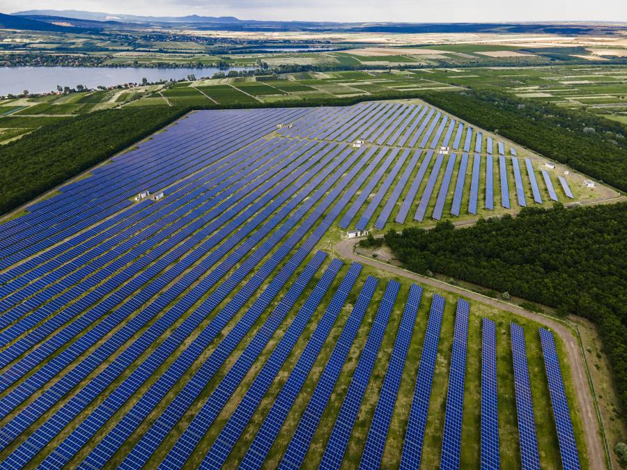 Akkugyáraikhoz 900 milliárd forintnyi beruházással hatalmas naperőműveket építenének a kínaiak Magyarországra