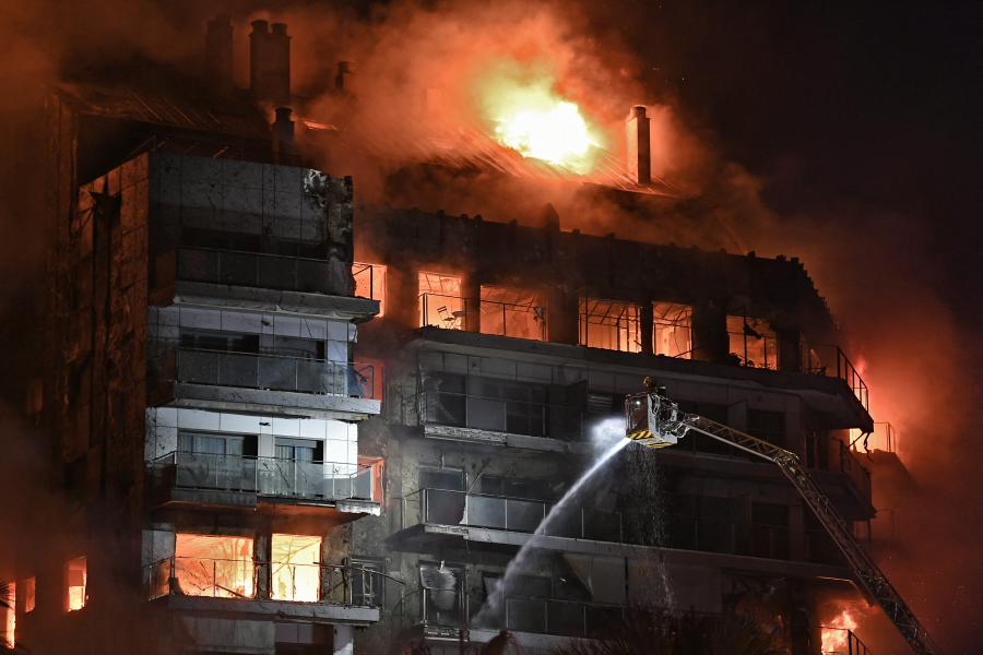 Hatalmas épülettűz pusztított Valenciában, négy ember meghalt