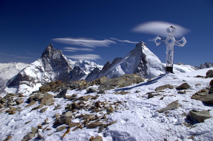 Holtan találtak öt síelőre a svájci Alpokban, hatodik társukat továbbra is keresik
