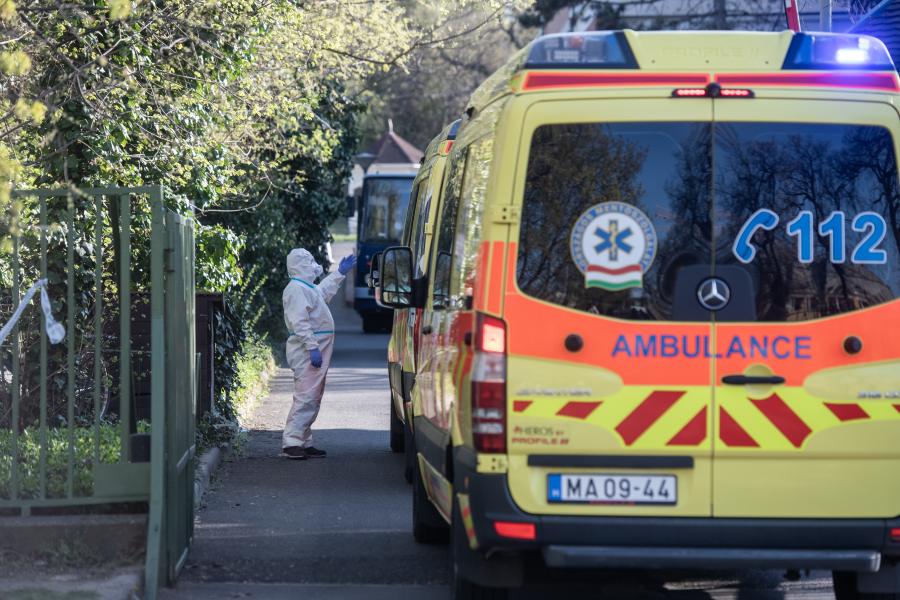 Hamis védettségi igazolványt csináltattak maguknak a mentősök, hogy megtarthassák a munkájukat