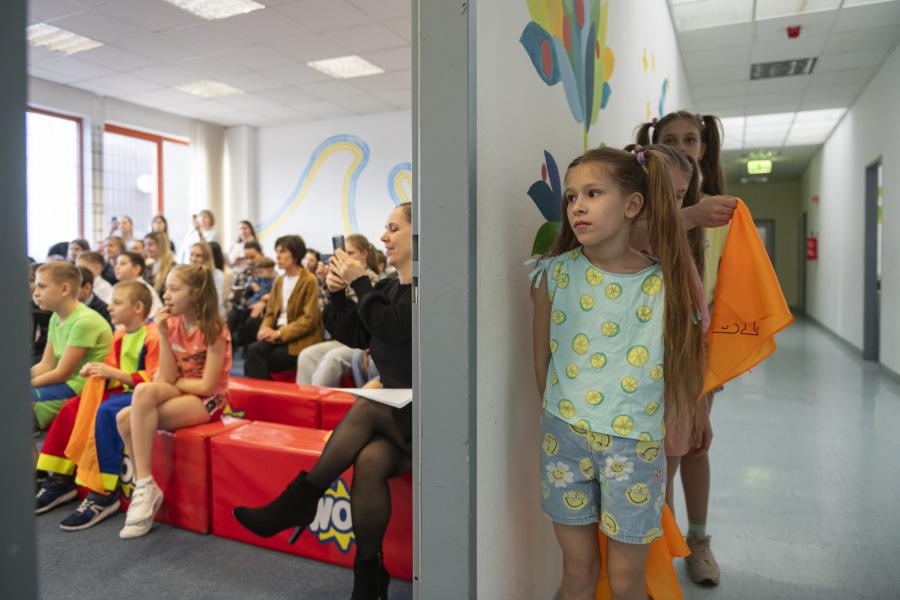 A szülőknek segítenek, a gyereket fejlesztik és a háborús traumákat próbálják kezelni az ukrán menekülteket befogadó pop-up iskolában