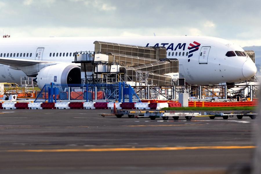 Véletlenül megnyomott gomb miatt sérülhetett meg ötven ember a Sydneyből Aucklandbe tartó Boeing-gépen
