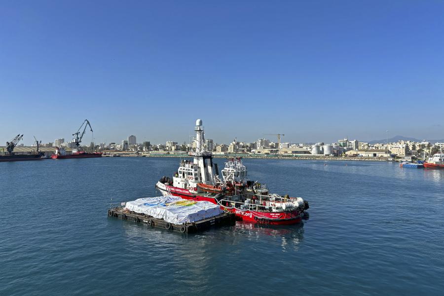 Megérkezett a Ciprusról útnak indított segélyszállító hajó Gázába, már kipakolták a 200 tonnányi élelmiszert