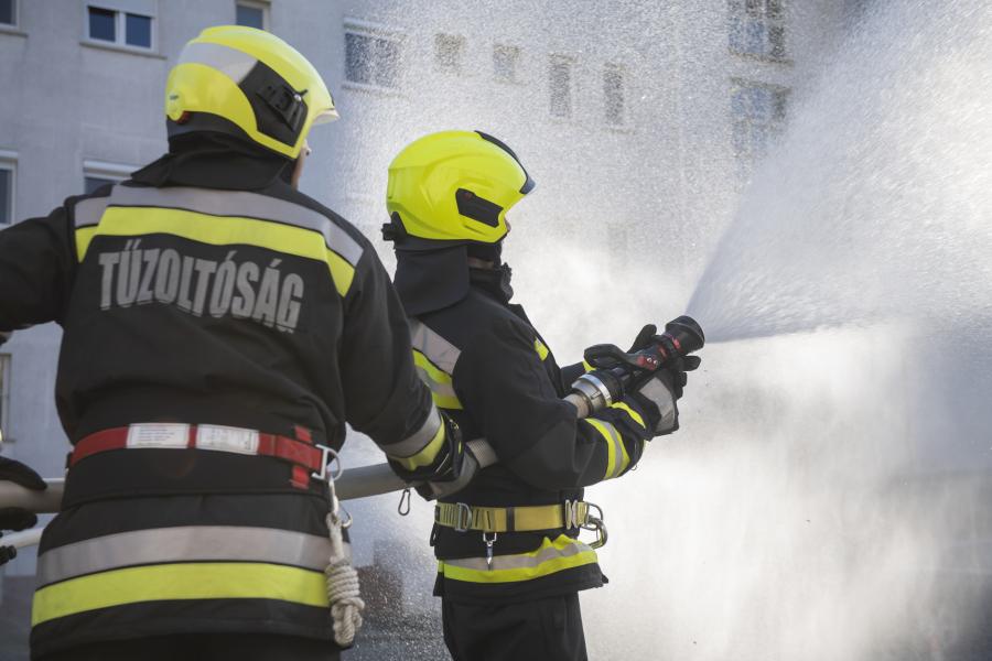 Lángok csaptak fel vasárnap délután a Semmelweis Egyetem egyik épületében