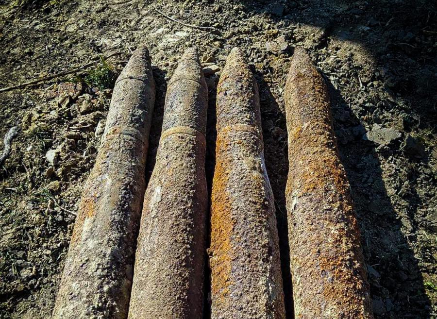 Tizenhét tüzérségi lőszer került elő egy társasház kertjéből Pusztaszabolcsnál