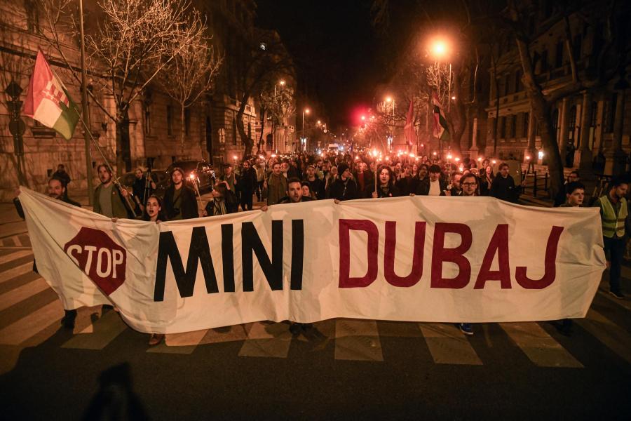 Fáklyás felvonulással tüntet a Szikra Mozgalom a budapesti Dubaj terve ellen