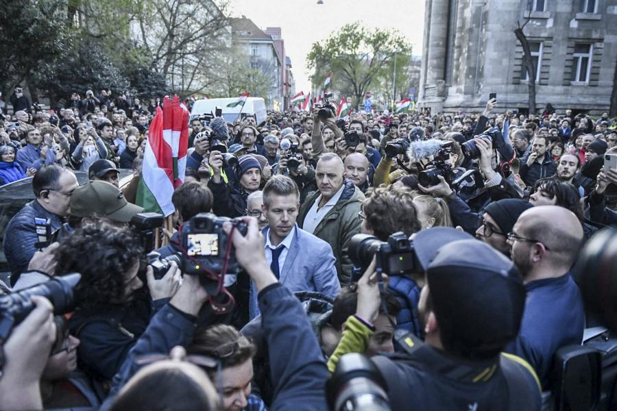 Hatalmas tömeg tüntetetett Budapesten, Magyar Péter április 6-ra újra az utcára hívta az embereket