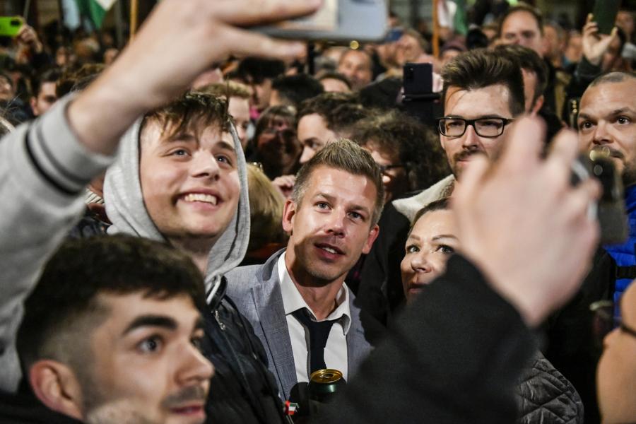 A remény a NER-en belülről jöhet, az ellenzék erre nem képes – Videó Magyar Péter tüntetéséről