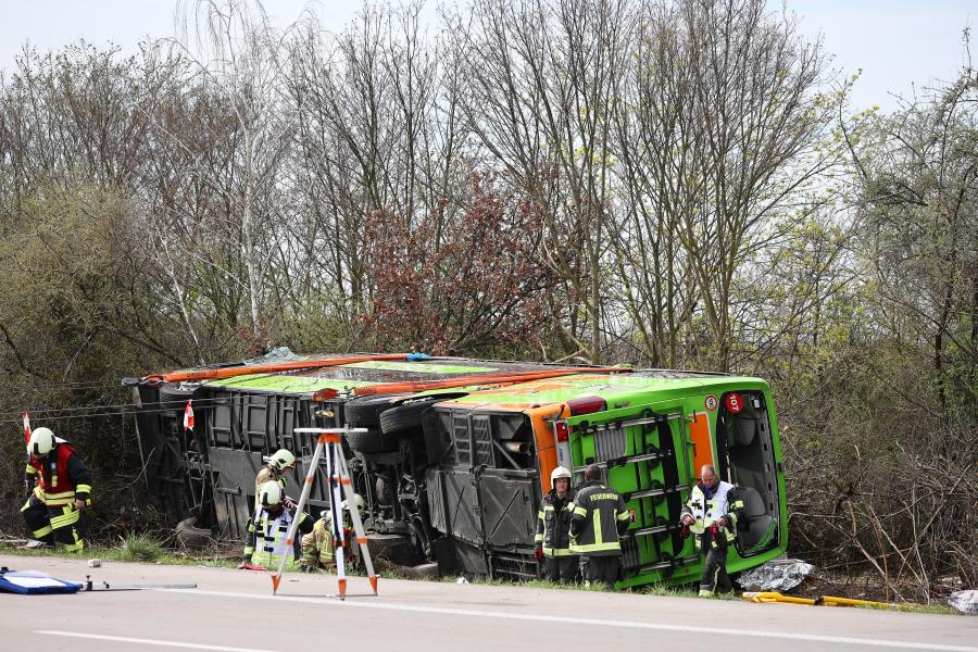 Legkevesebb öt ember meghalt, amikor felborult egy busz Lipcse közelében (Videó)