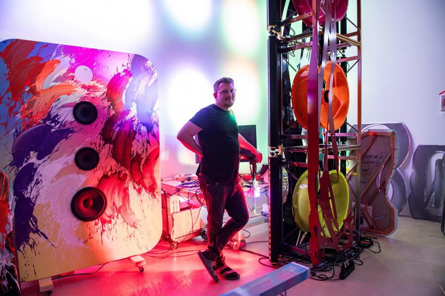 A technót a zennel ötvöző összművészeti alkotással készül a Velencei Biennáléra a hazánkat képviselő Nemes Márton
