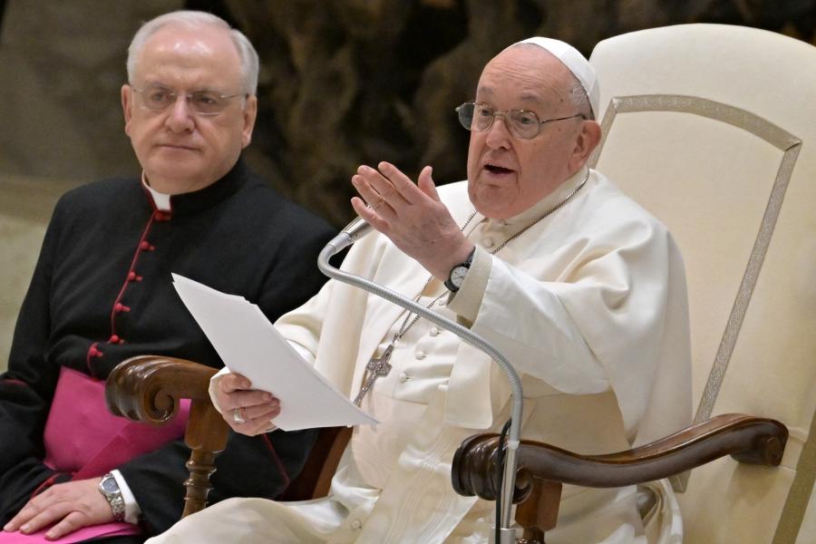 Bár gyengélkedett, végül Ferenc pápa vezette a húsvétvasárnapi szentmisét a Szent Péter téren