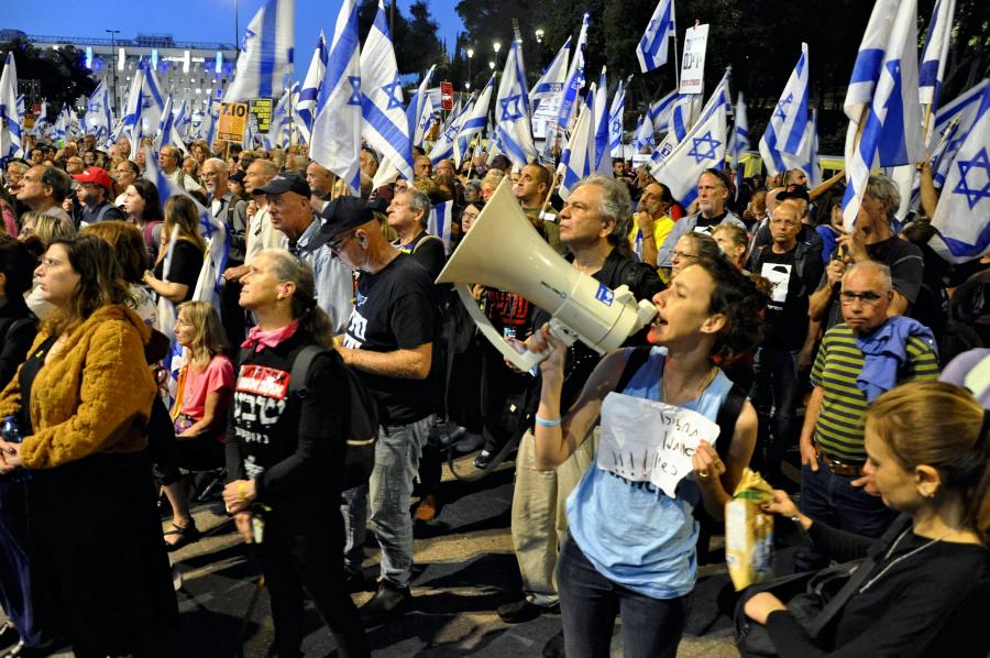 Izraelben több tízezer ember tüntetett Benjamin Netanjahu lemondásáért és  előre hozott választásért
