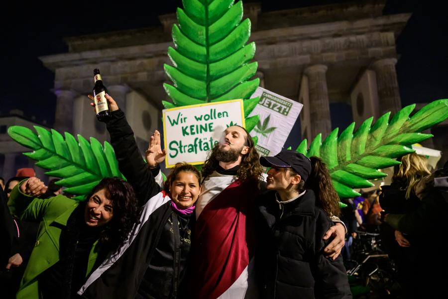 Életbe lépett a törvény, mától lehet legálisan füvet a szívni Németországban
