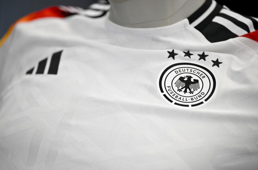 Az SS miatt az Adidas megtiltotta a futballszurkolóknak, hogy 44-es számmal kérjék a német futballválogatott mezét