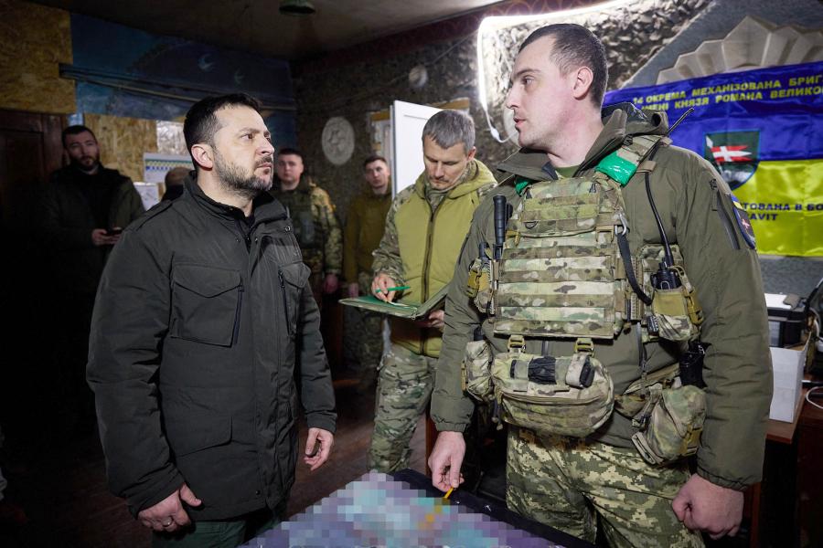 Volodimir Zelenszkij aláírta, szerdától 25 éves ukránokat is besorozhatnak katonai szolgálatra