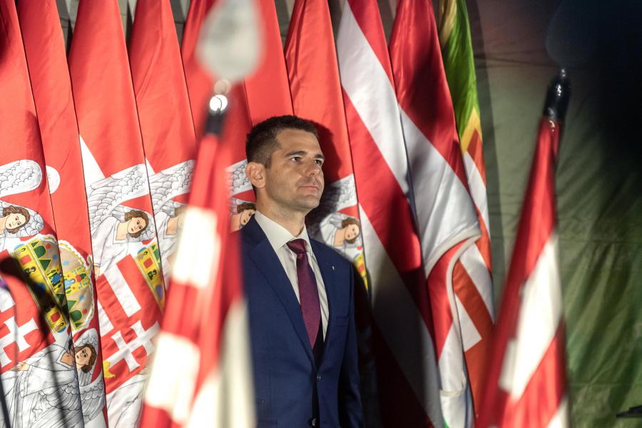 Momentum Mozgalom: Novák Előd betiltaná a parlamentben a Coca-Colát az állítólagos LMBTQ-lobbi miatt 