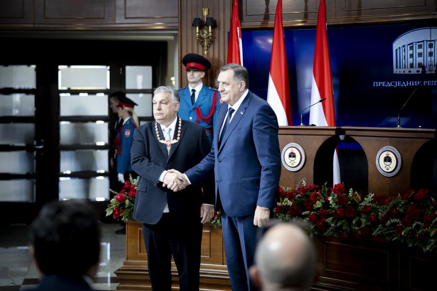 Olyan kitünetést adott Milorad Dodik Orbán Viktornak, melyet egy éve még Vlagyimir Putyin kapott meg