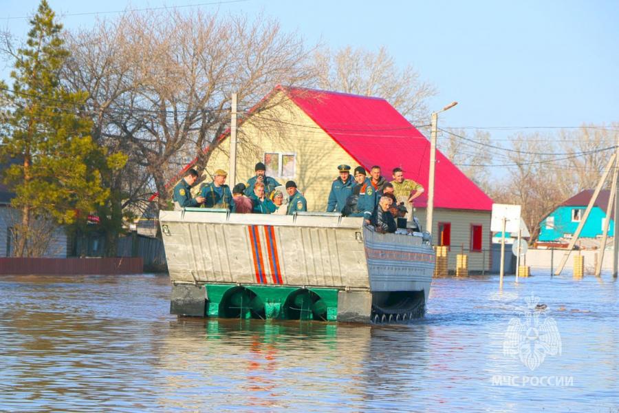Átszakadt egy gát, 600 lakóépülete került víz alá egy oroszországi városban