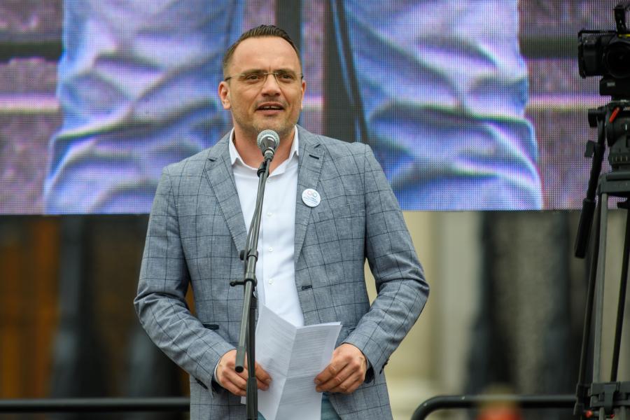A DK beperli Szigetszentmiklós ellenzéki polgármesterét, aki azt állította, hogy a párt volt alpolgármestere Kövér Lászlóval egyeztetett