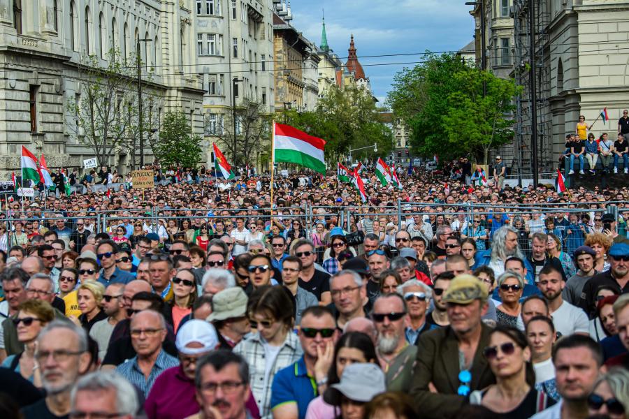 „Az EP-választás lesz az első szög az Orbán-rendszer koporsójába” – Gyorsan reagált Magyar Péter tüntetésére a nemzetközi sajtó