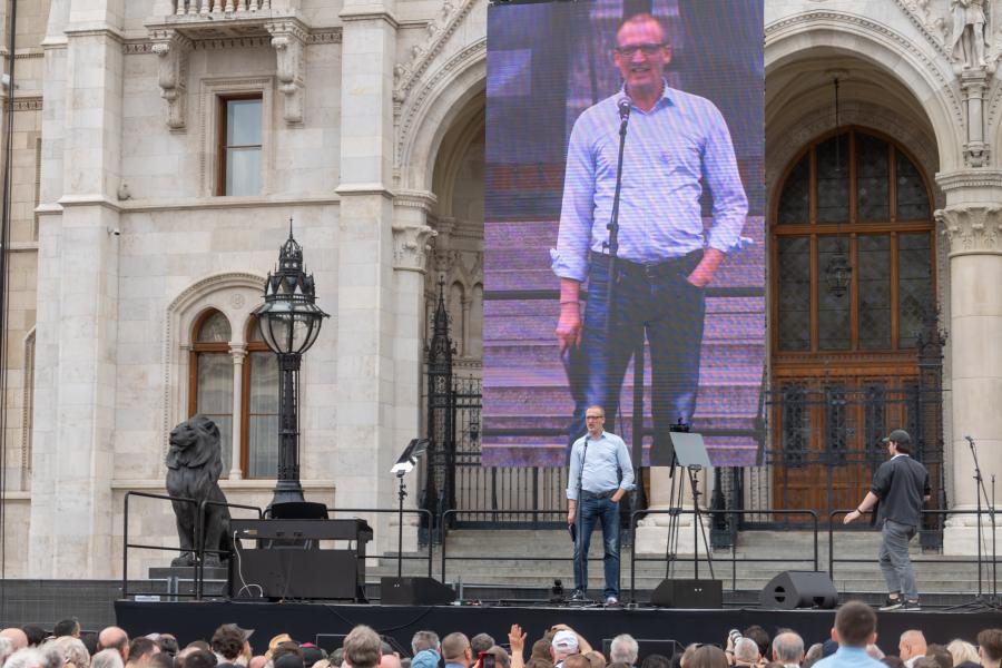 Menczer Tamás gyakorlatilag alapjogtól akarja megfosztani Tarr Zoltánt, pedig a véleménynyilvánítás szabadsága még a Fidesz alaptörvényében is benne van