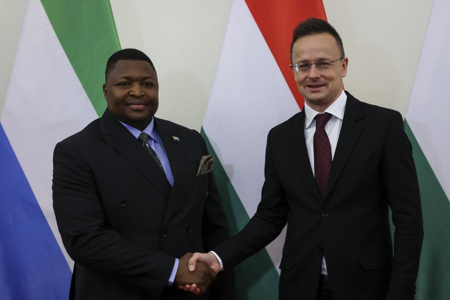 Szijjártó Péter két magyar beruházást visz Sierra Leonéba