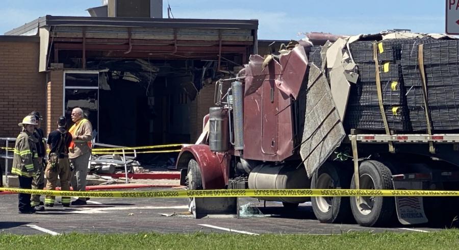 Ellopott egy kamiont a texasi férfi, bosszúból belehajtott a közbiztonsági hivatal épületébe, mert teherautó-vezetői jogosítványát
