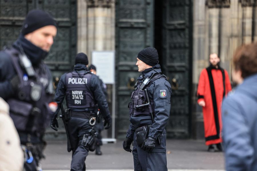 Templomokban és rendőrök ellen készülhetett terrortámadások elkövetésére négy tinédzser Németországban