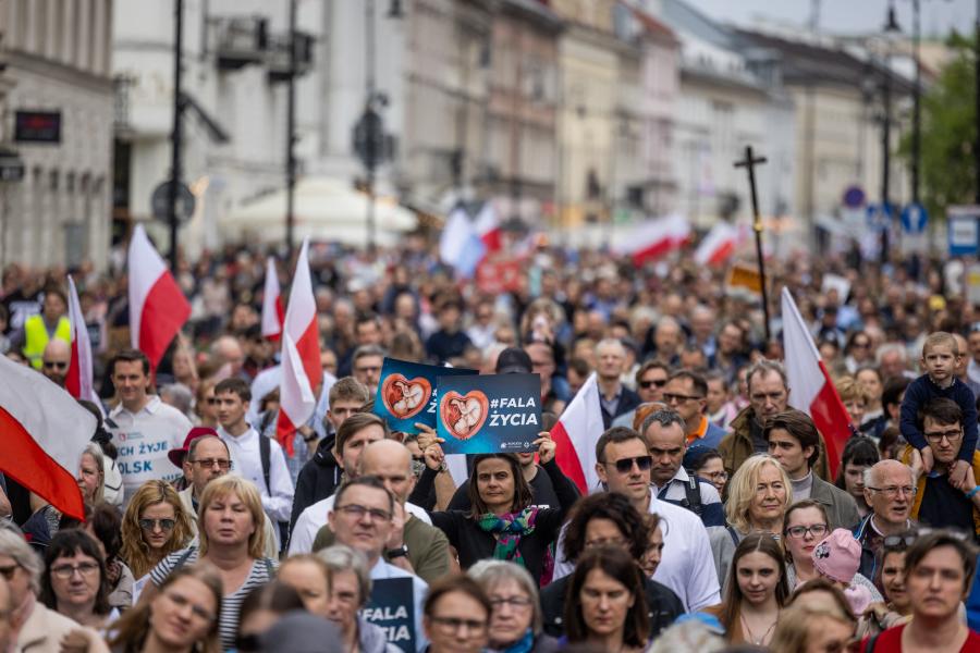 Több ezren tüntettek Varsóban az abortusztörvény liberalizálása ellen