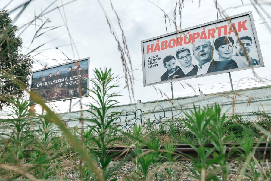 Költségvetési csalás miatt nyomoz a NAV a „háborúpártiak” plakátokat kiadó CÖF-cég ügyében