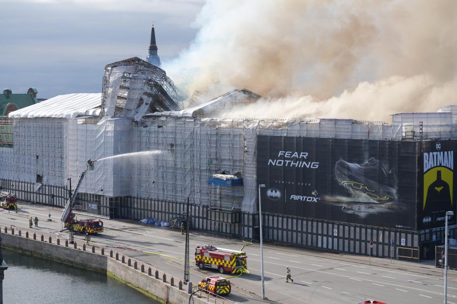 Tűz ütött ki Koppenhága egykori tőzsdéjének történelmi épületében