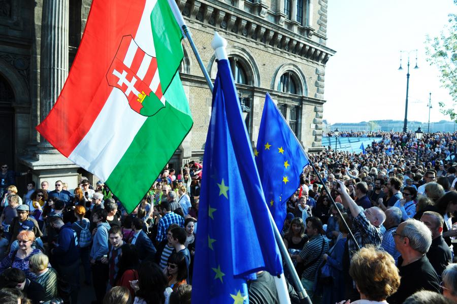 Eurobarométer: A magyarok nagy többsége szerint előnyös az EU-tagság, szinte minden kérdésben az európai fősodorral tartanak