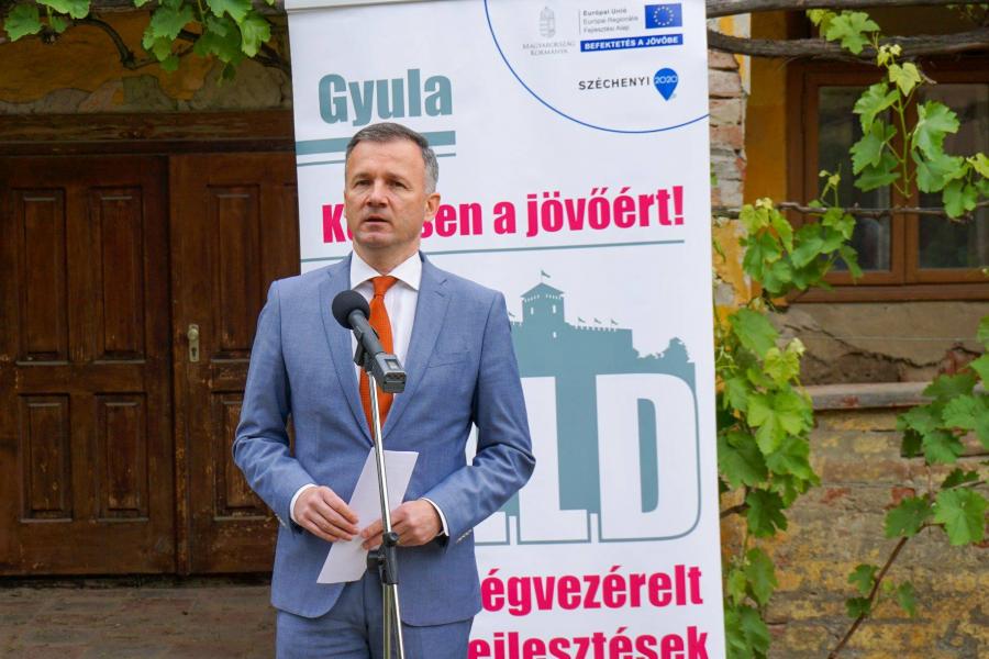 „Ha elárulod a Fideszt, kockáztatod a munkahelyed” - mondta Gyula polgármestere a posta helyettes vezetőjének egy hangfelvételen