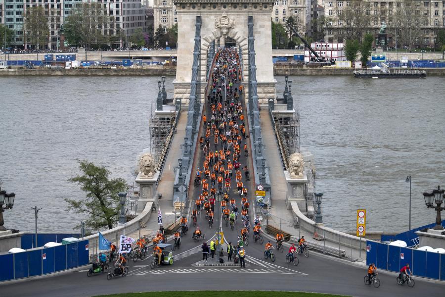 Biciklis felvonulás és futóverseny írja át a budapesti közlekedést a hétvégén