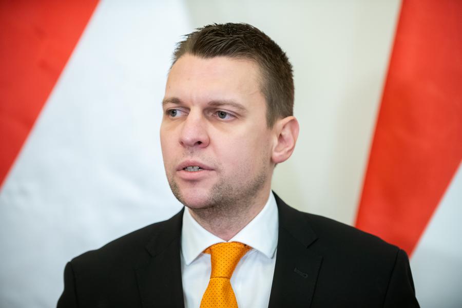 Menczer Tamás bejelentette, a Fidesznek is összejött az EP-választáshoz szükséges 20 ezer aláírás