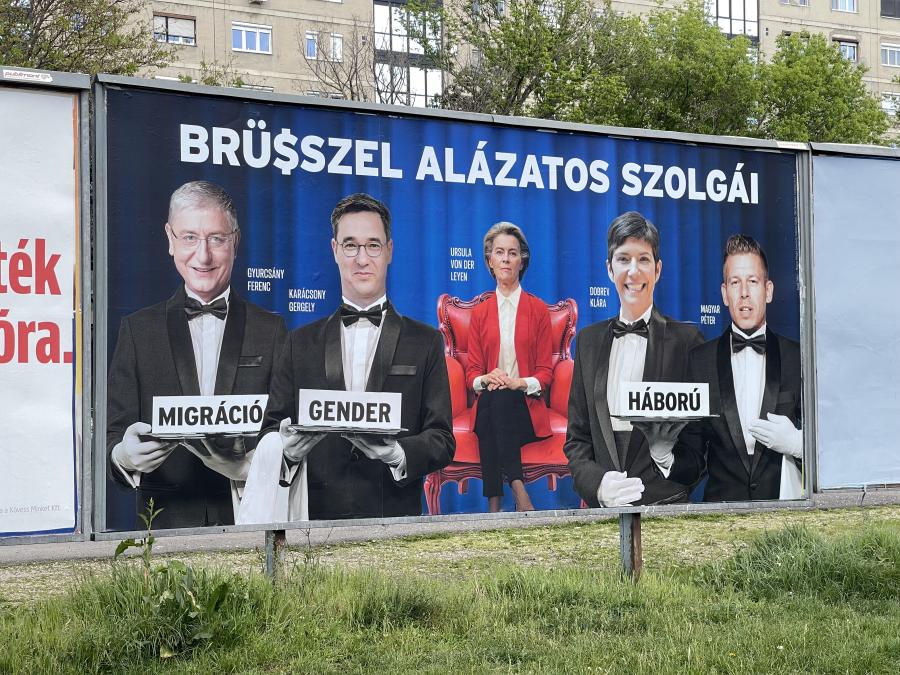 Megjelentek a legújabb fideszes lejárató plakátok, Magyar Péter is alázatos brüsszeli szolga lett